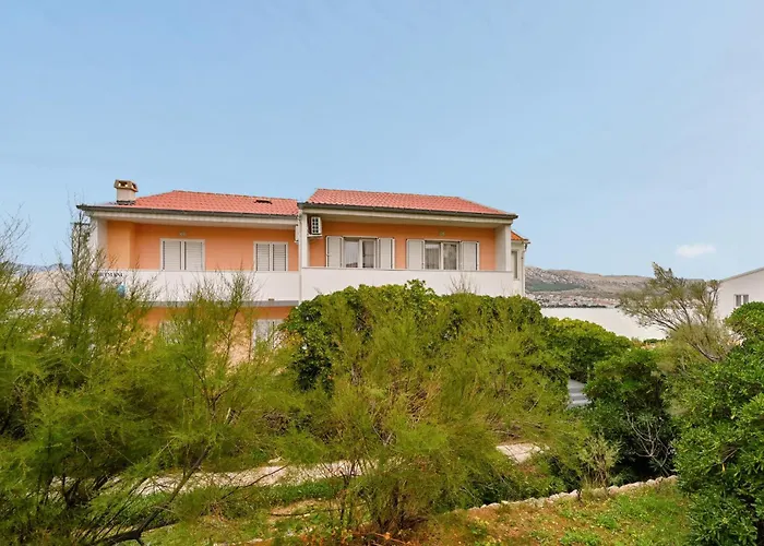 Front In Pag With Wifi Apartment