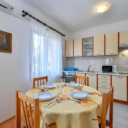 Front In Pag With Wifi Apartman Pag Town