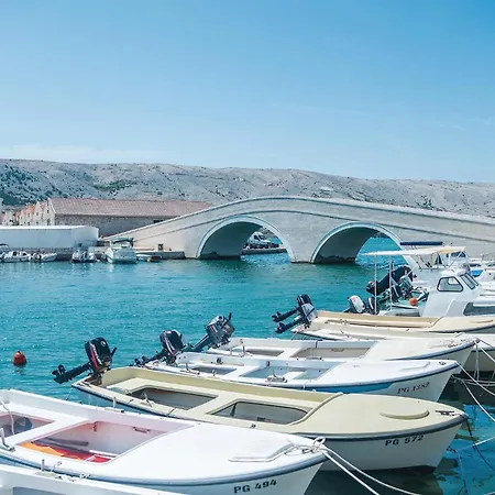 Front In Pag With Wifi Apartman