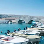 Front In Pag With Wifi 公寓